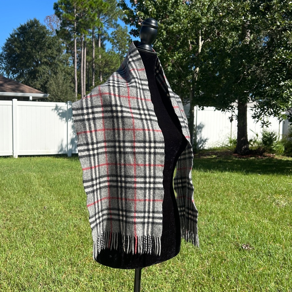Burberrys’ Of London 100% lambswool scarf - Picture 3 of 11